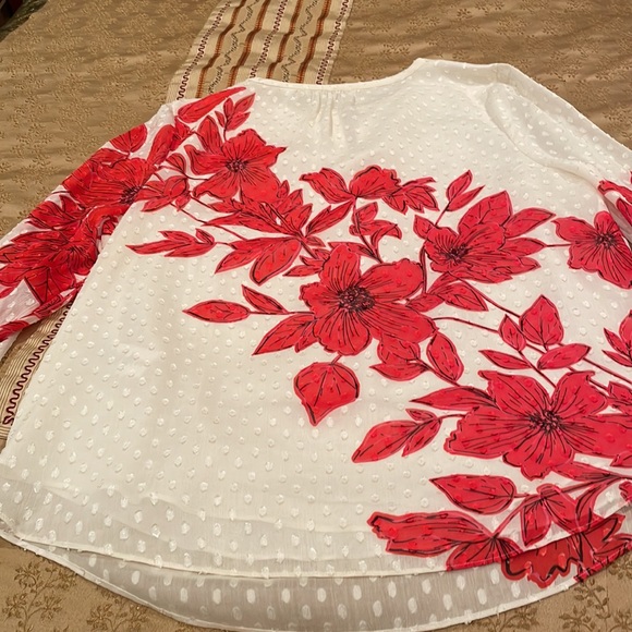 NWOT Isaac Mizrahi top, polyester, red floral on white Swiss, 12 - Picture 9 of 10